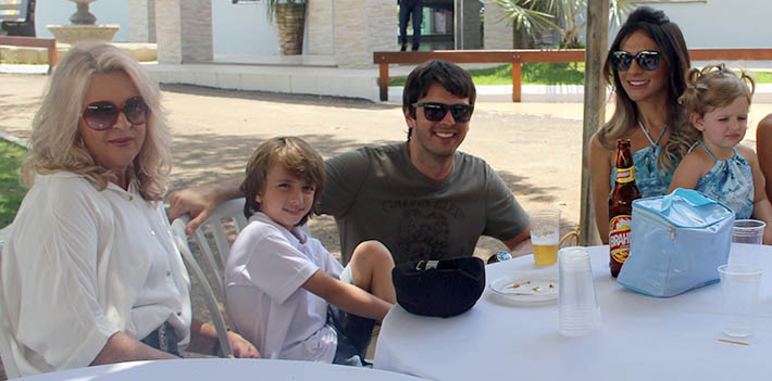 Rose Barco aproveitando dia em família com o filho Adriano, a nora Sandra e os netos Matheus e Marina