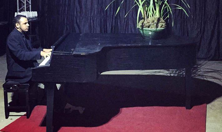 coluna christiano coelho; circuito chic;Baile de Formatura de sábado: o pianista que embalava a chegada dos convidados no Salão Paroquial