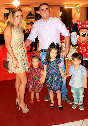 coluna christiano coelho; circuito chic; O casal Carla Piana e Themys Pinzon com a próle: Valentina e os gêmeos, Lara e Lucas, que se encantaram com o mágico aniversário