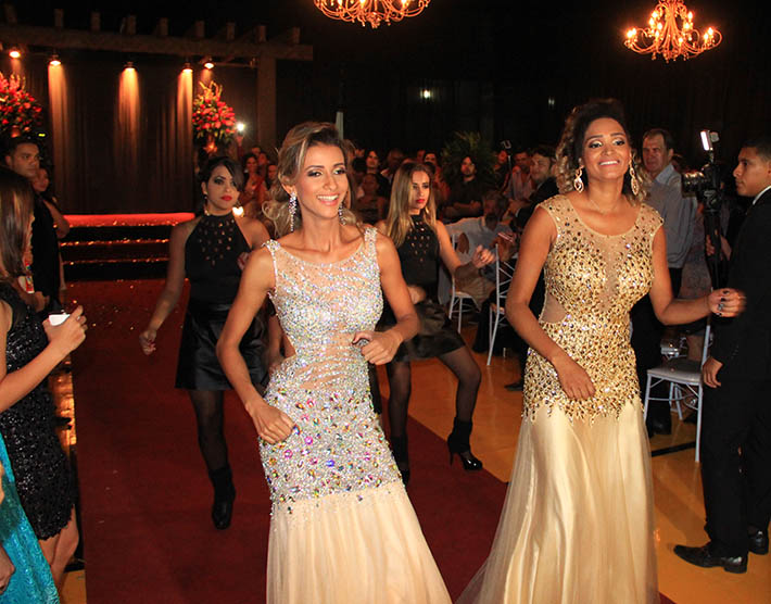 coluna christiano coelho; circuito chic;a entrada das formandas Luany Ribeiro e Gleiziane Gonçalves, com direito a coreografia acompanhada de bailarinas