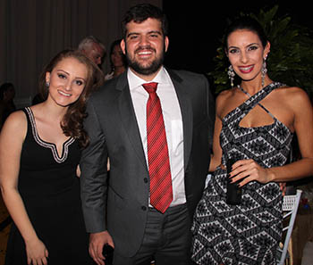 coluna christiano coelho; circuito chic; Máyra Aquino clicada com o par Edgar Veggi e Bruna Damasceno no Salão Paroquial