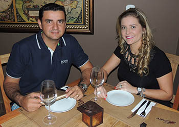 coluna christiano coelho; circuito chic; O casal Alex Arruda e Juliane Krajewski em noite de romance em mesa para dois