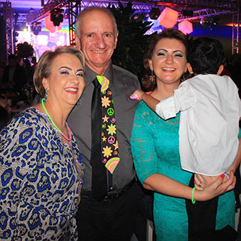 coluna christiano coelho; circuito chic; Felicitado pelos sogros Marli e Eduardo Trentin, a esposa Susi e o filho Enzo, o formando Pendro Henrique Cezar comemora a graduação em Ciências Contábeis, área que já tem experiência, como sócio no escritório Ativa Contabilidade e Assessoria Empresarial