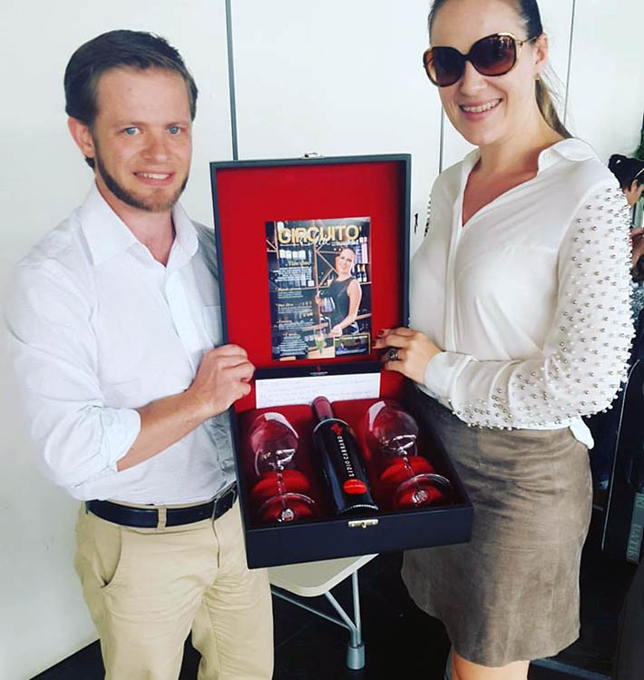 Representante da Vinícola Lidio Carrero, Juliano Carrero presenteou a sommelier Ana Cristina Crespani com Vinho Quorum safra 2008 em caixa personalizada com a capa de nossa Revista Circuito. O mimo foi acompanhado por carta de reconhecimento da empresa pela parceria 
