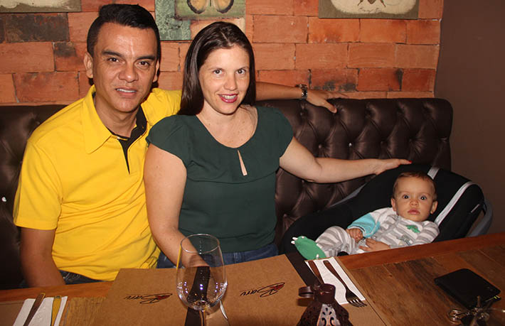 A todo vapor com as primeiras Foraturas de 2016, o cerimonialista Fabiano Fernandez em pit-stop com a fisioterapeuta Taciana Zanchet e o herdeiro Bento no Baru Cozinha Contemporânea 