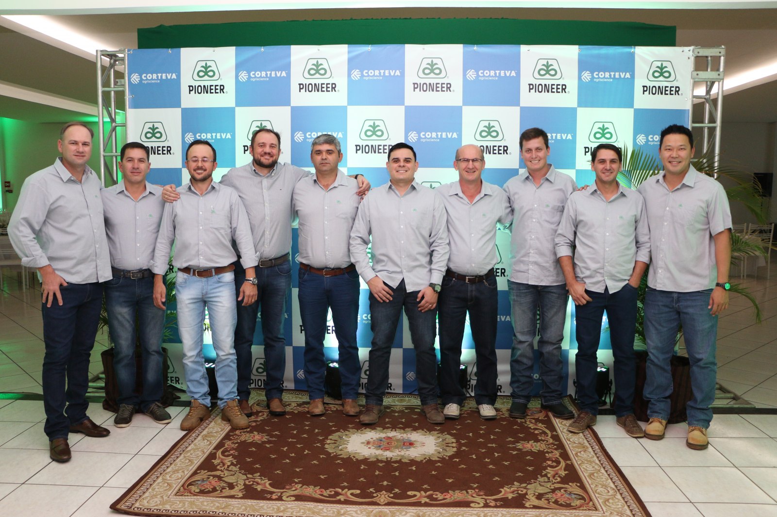 circuito chic; christiano coelho; A Secretária Estadual de Assistência Social, Rosamaria Carvalho, primeira dama de Mato Grosso Virginia Mendes e governador Mauro Mendes entregam à Ester Minosso a doação simbólica dos 1600 cobertores que serão destinado à Primavera do Leste