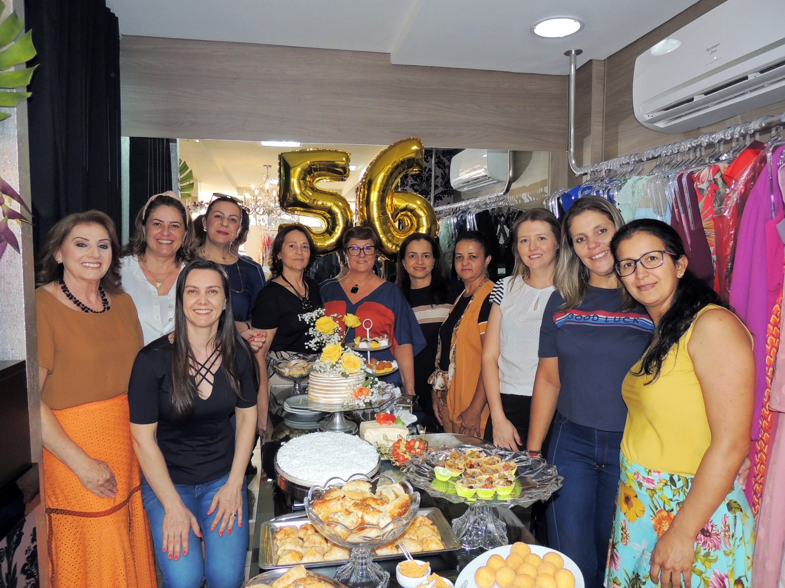 circuito chic; christiano coelho; A Secretária Estadual de Assistência Social, Rosamaria Carvalho, primeira dama de Mato Grosso Virginia Mendes e governador Mauro Mendes entregam à Ester Minosso a doação simbólica dos 1600 cobertores que serão destinado à Primavera do Leste