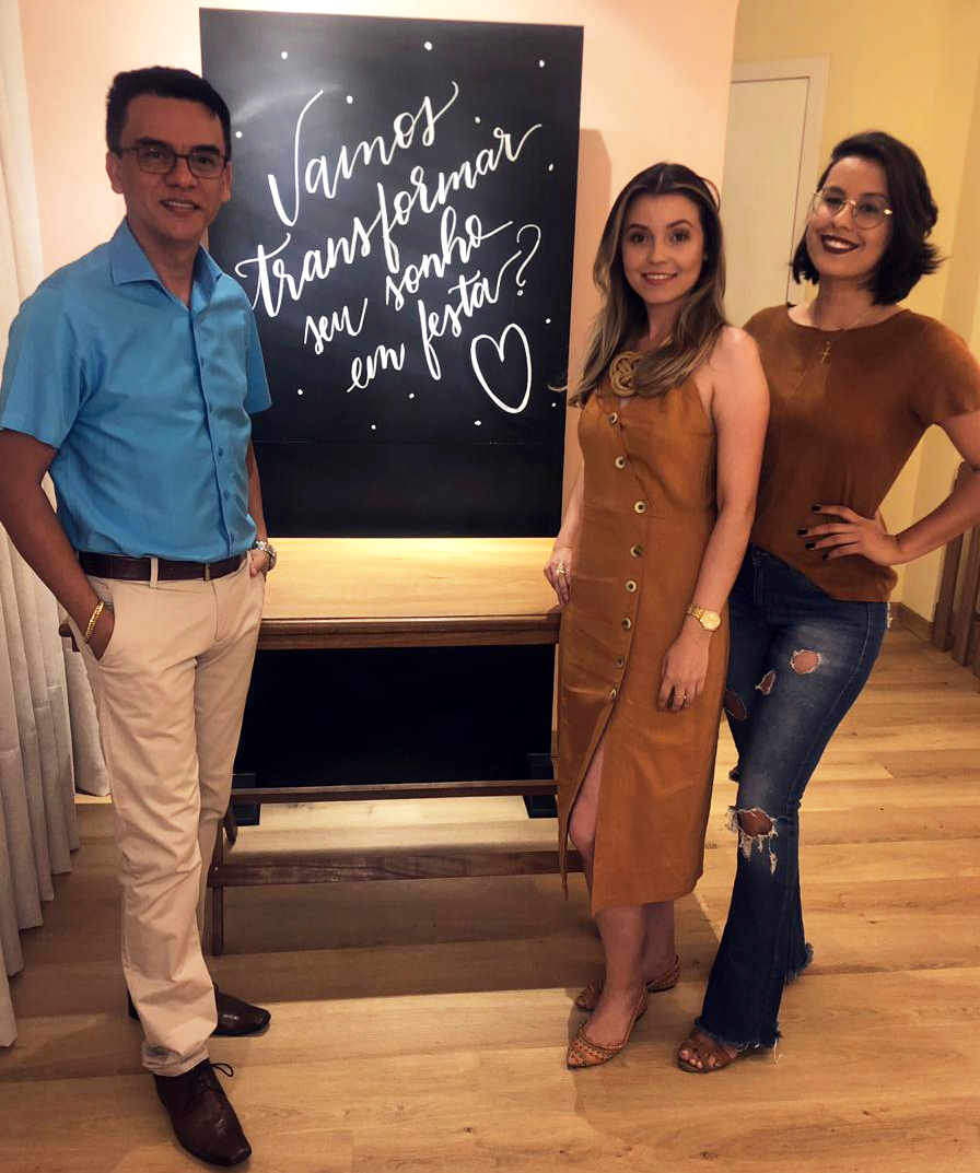 circuito chic; christiano coelho; A Secretária Estadual de Assistência Social, Rosamaria Carvalho, primeira dama de Mato Grosso Virginia Mendes e governador Mauro Mendes entregam à Ester Minosso a doação simbólica dos 1600 cobertores que serão destinado à Primavera do Leste