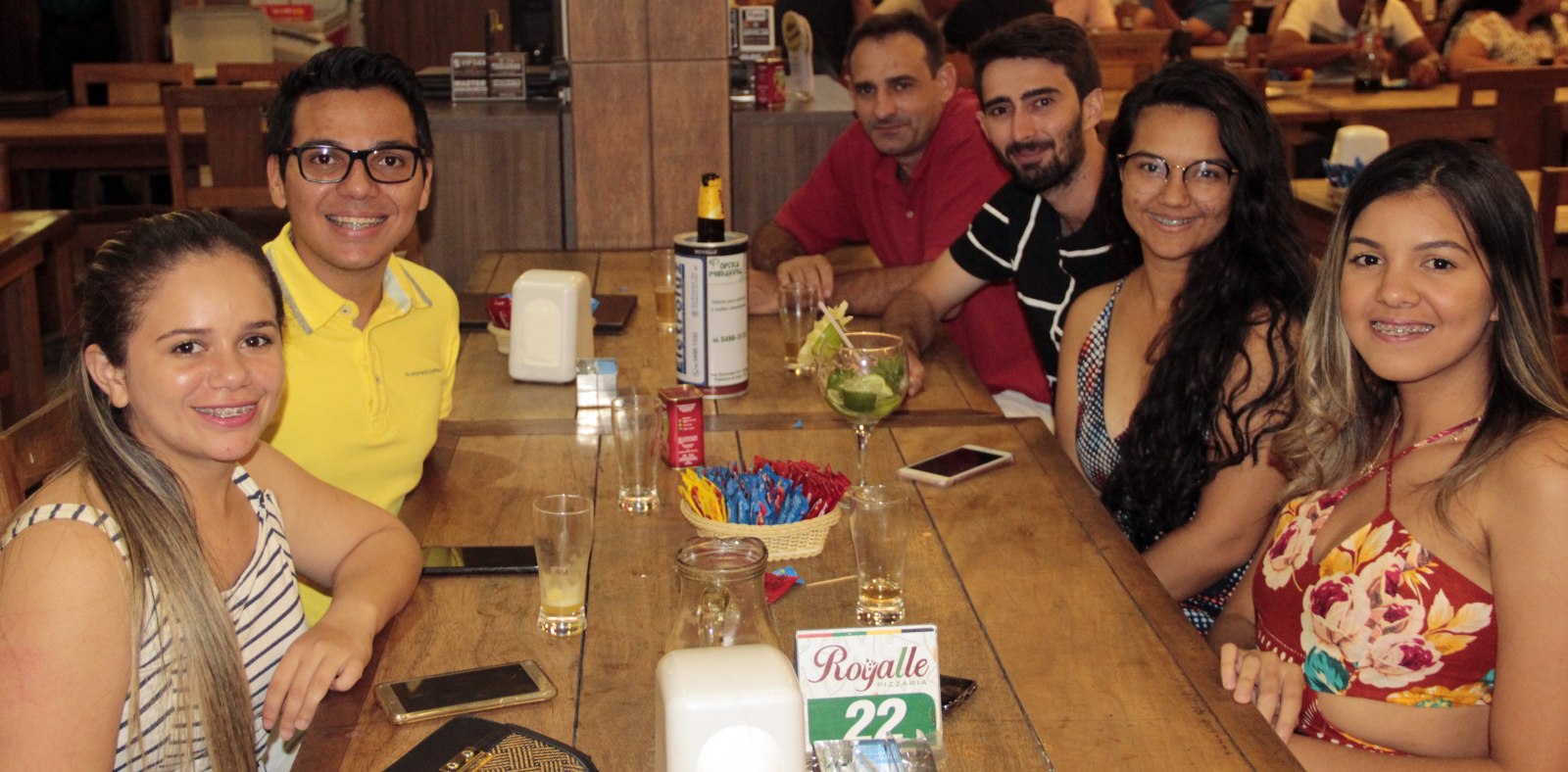 circuito chic; christiano coelho; A Secretária Estadual de Assistência Social, Rosamaria Carvalho, primeira dama de Mato Grosso Virginia Mendes e governador Mauro Mendes entregam à Ester Minosso a doação simbólica dos 1600 cobertores que serão destinado à Primavera do Leste