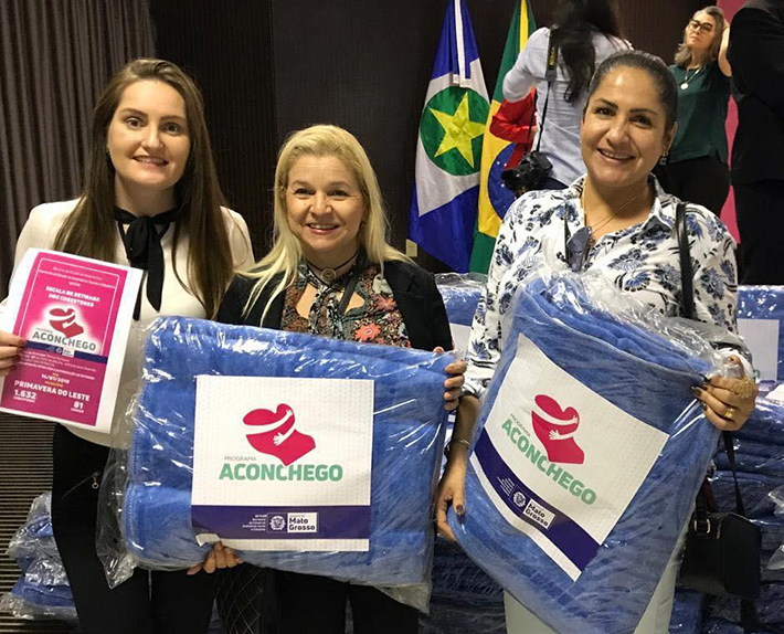 circuito chic; christiano coelho; Representando Primavera do Leste no Projeto Aconchego, Ester Minosso, a secretária municipal de Assistência Social, Márcia Rotili e Leninha Riva