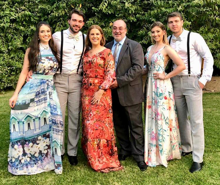 No Rio de Janeiro, Rosana e Sérgio Fava foram prestigiar a amiga Elizabeth Salles, que casou o filho Daniel com a bela Fernanda; Aqui com suas respectivas Thais e Barbara, Miguel e Fernando Fava foram padrinhos da cerimônia em estilo campestre realizada no charmoso espaço Meio do Mato, Barra da Tijuca