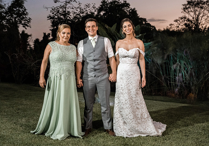 No Rio de Janeiro, Rosana e Sérgio Fava foram prestigiar a amiga Elizabeth Salles, que casou o filho Daniel com a bela Fernanda; Aqui com suas respectivas Thais e Barbara, Miguel e Fernando Fava foram padrinhos da cerimônia em estilo campestre realizada no charmoso espaço Meio do Mato, Barra da Tijuca